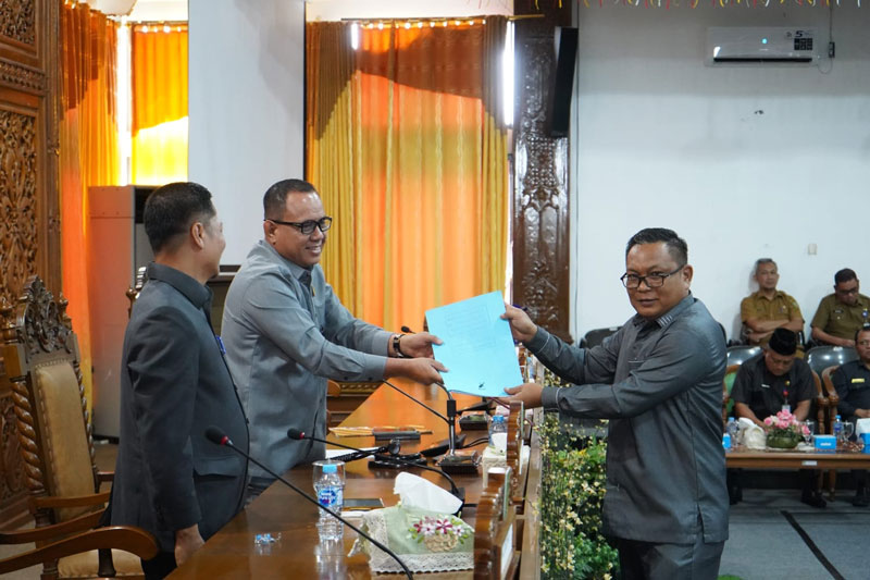 Juru bicara Fraksi Gerindra Dasver Librian menyerahkan dokumen pandangan umum Fraksi Gerindra kepada Ketua DPRD Kuansing H Juprizal SE MSi disaksikan Wakil Bupati H Muklisin pada paripurna LPKj 2024.