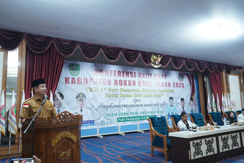 Wabup Rohul H Syafaruddin Poti SH MM memberikan arahan sekaligus membuka Konferensi XXIII PGRI Kabupaten Rohul di Convention Hall Islamic Center Pasirpengaraian, Senin (5/5/2025).