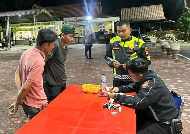Petugas Kepolisian Polres Dumai melakukan pendataan para pemuda yang terjaring dalam Operasi Pekat Lancang Kuning 2025 di Dumai, Ahad (4/5/2025) dini hari.