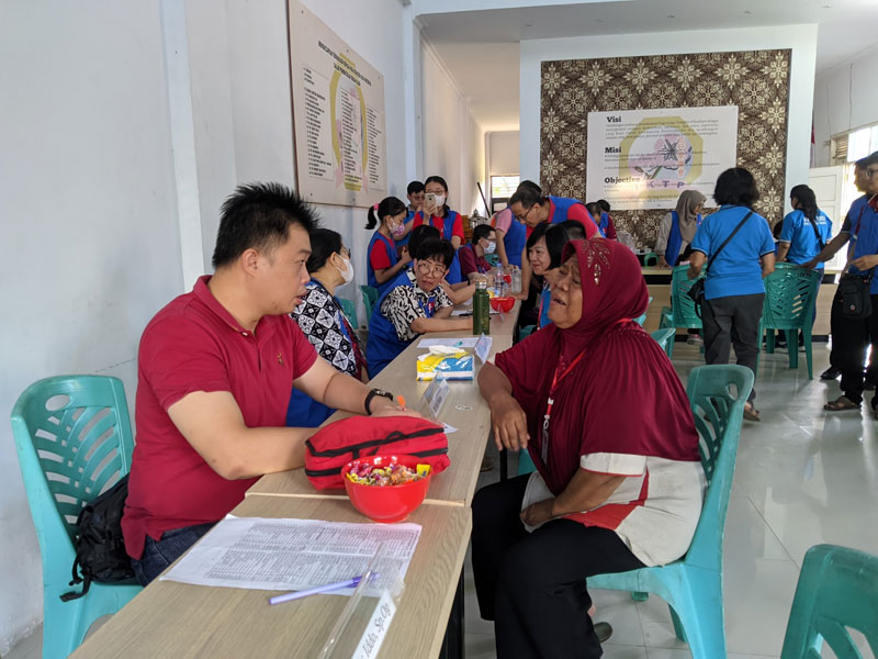 Warga mengikuti kegiatan bakti sosial berupa pengecekan kesehatan gratis yang diadakan Walubi Riau dan Pekanbaru di Sekretariat Ikatan Keluarga Tionghoa Pekanbaru, Ahad (4/5/2025).&nbsp;