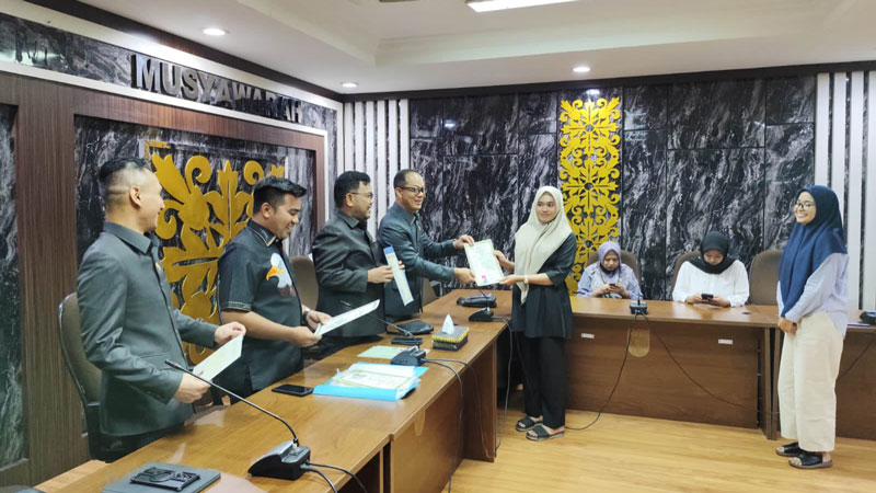 Anggota Fraksi PDI Perjuangan DPRD Kota Pekanbaru Robin Eduar menyerahkan ijazah kepada salah seorang guru di ruang fraksi, Senin (5/5/2025).