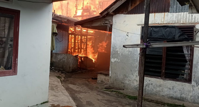 Api membara di permukiman padat penduduk,  Jalan Mangga, Gang Petot, Kelurahan Jadirejo, Kecamatan Sukajadi, Pekanbaru, Senin (5/5/2025) siang.