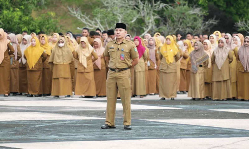 Pegawai negeri sipil (PNS) di lingkungan Pemkab Inhu saat mengikuti upacara di halaman Kantor Bupati Inhu, beberapa waktu lalu.