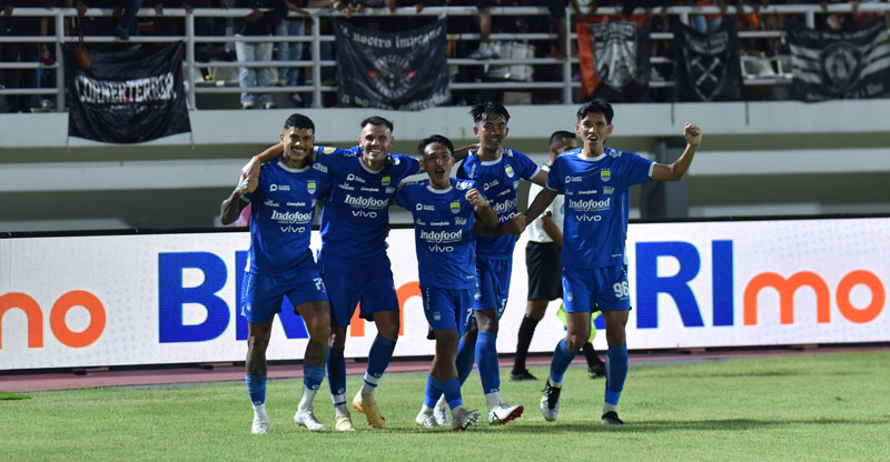 Para pemain Persib Bandung melakukan selebrasi saat pertan&shy;dingan, beberapa waktu lalu.  Persib resmi menjuarai Liga 1 Indonesia usai Persebaya ditahan Persik di Stadion Brawijaya, Kediri.
