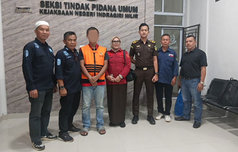 Tim Gakkum Kehutanan Wilayah Sumatera melakukan proses tahap dua perkara penyeludupan sisik trenggiling dengan tersangka MS (tiga kiri) di Kejari Inhil baru-baru ini.
