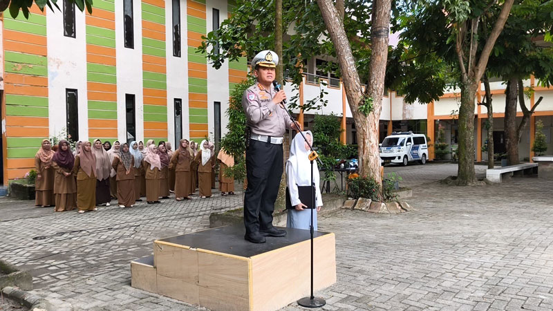 Dirlantas Polda Riau Kombes Pol Taufiq Lukman saat memimpin upacara bendera di SMKN 7 Pekanbaru, Senin (5/5/2025).