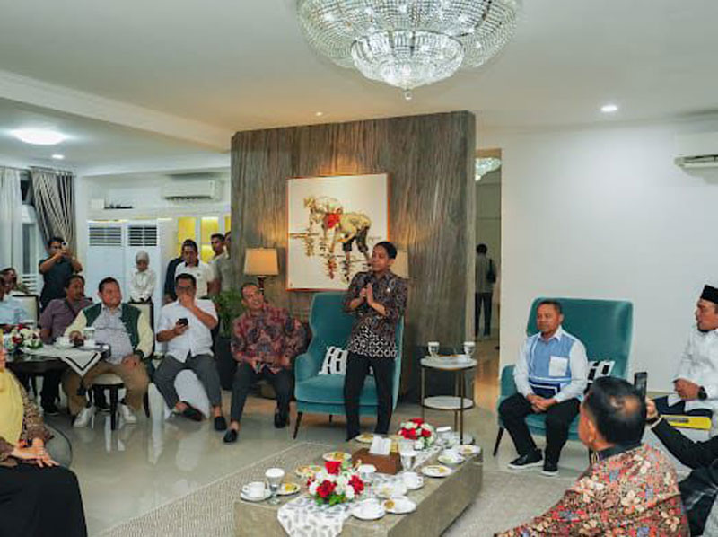 Gubri Abdul Wahid dan Bupati/Wali Kota di Riau melakukan pertemuan dengan Menteri Kehutanan Raja Juli Antoni di Jakarta, Ahad (4/5/2025) malam.