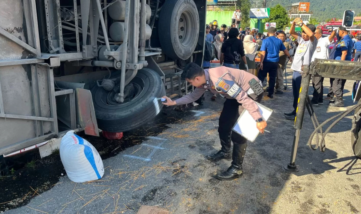 Bus ALS alami laka lantas terbalik dekat Terminal Busur Padangpanjang, Selasa (6/5/2025) sekitar pukul 08.15 WIB.