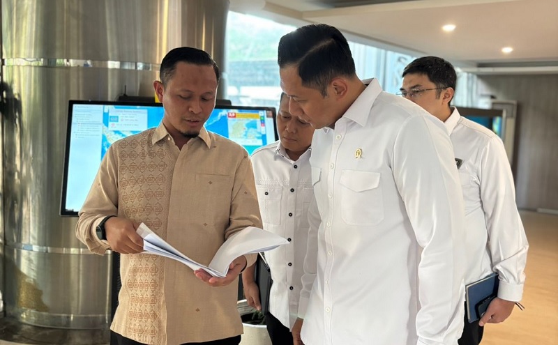 Wako Agung Nugroho menyampaikan hasil pembicaraan dan progres perencanaan pembangunan Jembatan Siak V dan jalan lingkar penghubung tol di Pekanbaru kepada Menko Infrastruktur Agus Harimurti Yudhoyono.