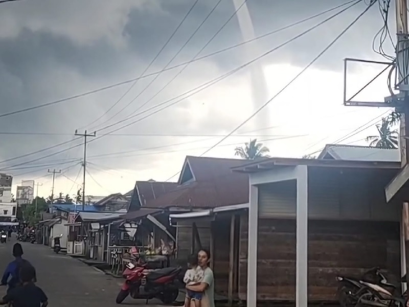 Fenomena angin puting beliung mengudang kepanikan, hingga jadi tontonan warga Kelurahan Telukbelitung, Kecamatan Merbau, kemarin (5/5/2025) siang.