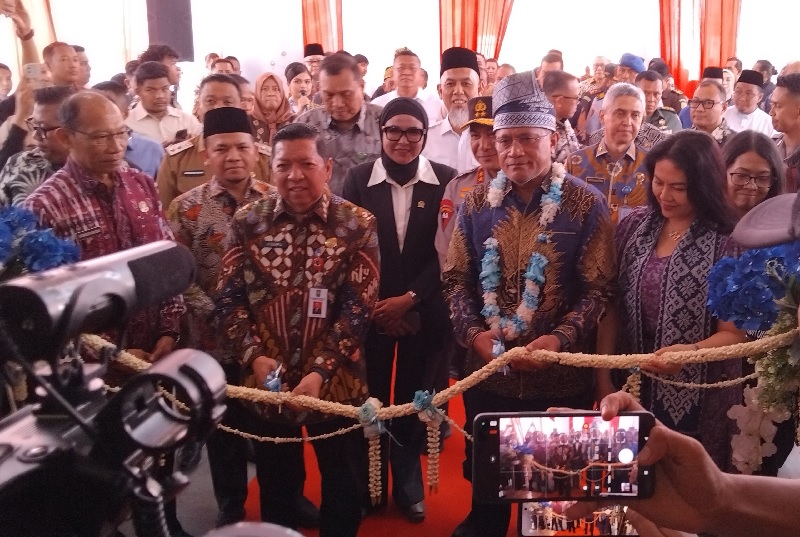 Kepala BNN RI Komjen Pol Marthinus Hukom usai meresmikan Gedung Kantor BNNP Riau. Didampingi Kepala BNNP Riau, Brigjen Pol Robinson DP Siregar SH SIK MH, Asisten I Setdaprov Riau Zulkifli Syukur.