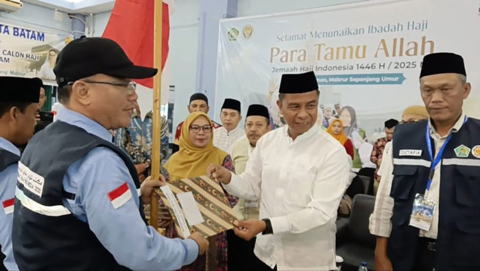Bupati Kampar H Ahmad Yuzar  didampingi Wabup Misharti bersama Kakanwil Kemenag Riau Dr H Muliardi dan Kakan Kemenag  Kampar H Fuadi Ahmad SH MAB melepas JCH Kampar Kloter 05 Embarkasi Batam