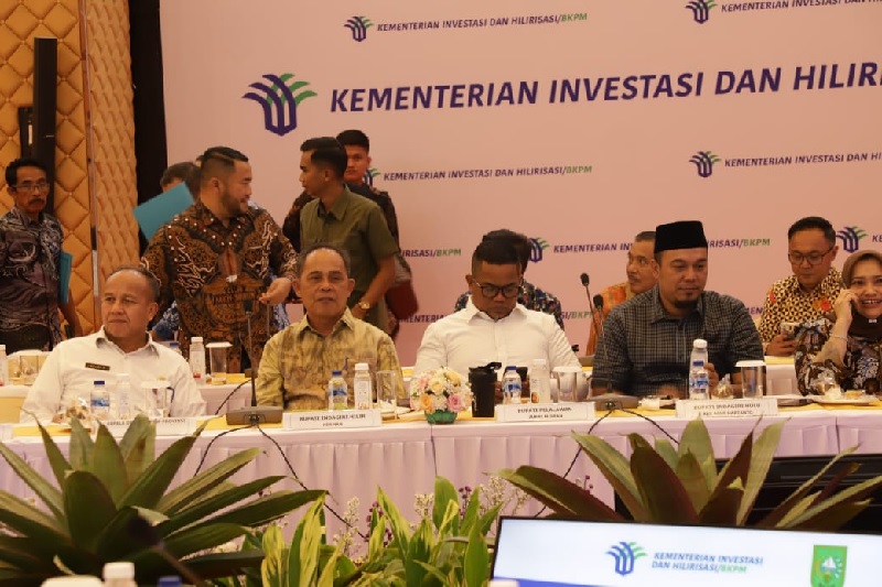 Bupati Inhil Herman ketika mengikuti dialog kepala daerah se-Riau bersama Menteri Investasi, Rosan Perkasa di Kantor Kementerian Investasi,