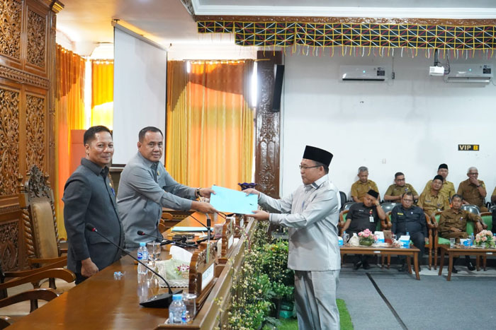 Juru bicara Fraksi PAN Desta Harianto menyerahkan pandangan umum pada Ketua DPRD Kuansing H Juprizal SE MSi disaksikan Wakil Bupati H Muklisin dalam paripurna, Senin (5/5/2025).
