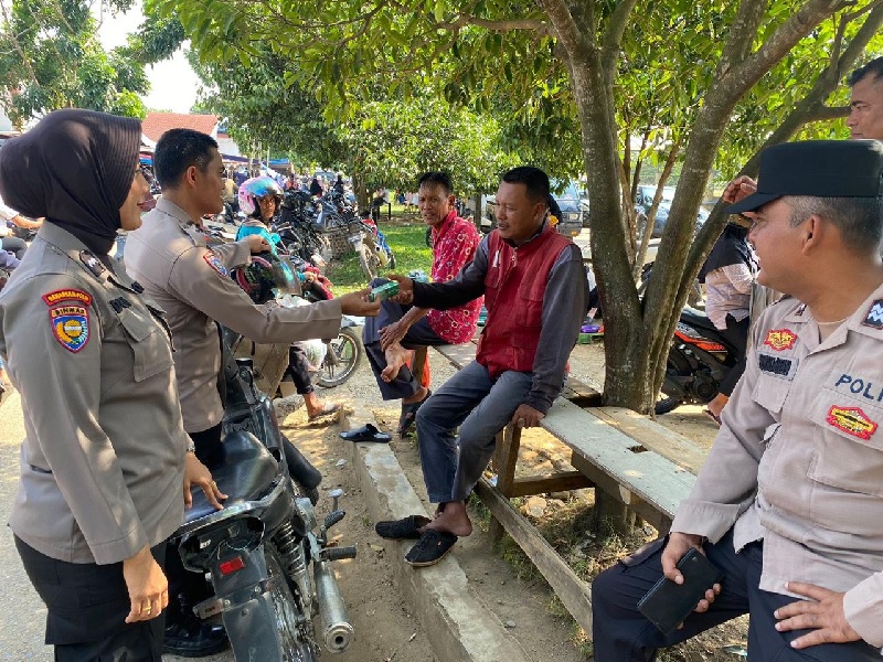 Personel Sat Binmas Polres Kuansing datangi warga dan beri penyuluhan soal penyakit masyarakat dan gangguan keamanan, Selasa (6/5/2025).