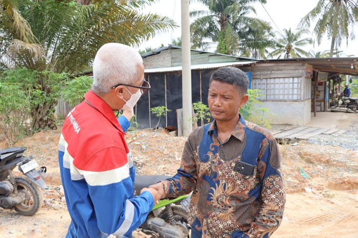 Perwira PT Pertamina Hulu Rokan (PHR) saat memberikan sosialisasi keselamatan Objek Vital Nasional kepada masyarakat di sekitar wilayah operasi secara door to door di Desa Petani, Duri, baru-baru ini.