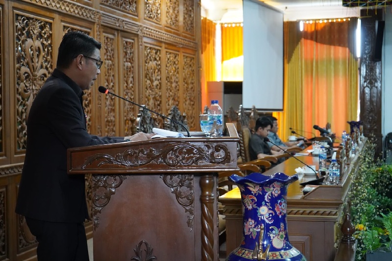 Pj Sekda Kuansing H Fahdiansyah memberikan jawaban terhadap pandangan umum fraksi-fraksi terhadap LKPj 2024, Selasa (6/5/2025).