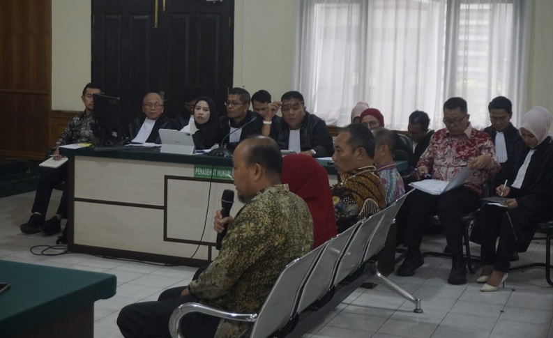 Sidang mantan Pj Wali Kota Pekanbaru Risnandar Mahiwa, mantan Sekda Kota Pekanbaru Indra Pomi dan antan Plt Kabag Umum Sekretariat Pemko Pekanbaru Novin Karmila saat mendengarkan keterangan saksi.