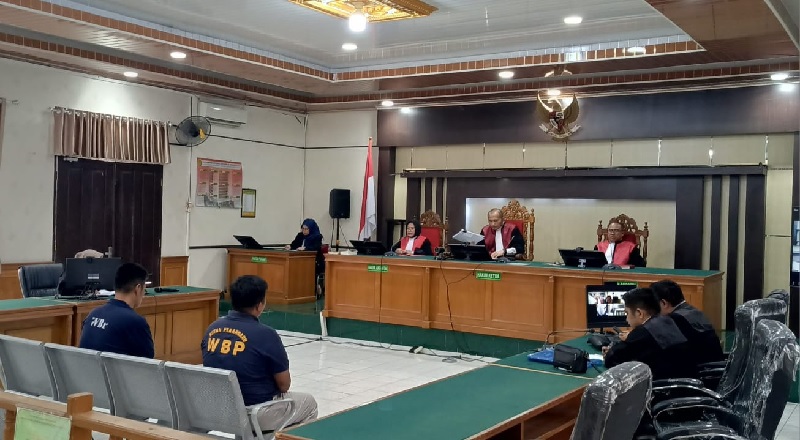 Yose Saputra (kanan) dan Ade Siswanto menghadapi vonis majelis hakim di PN Pekanbaru pada Senin (4/5/2025).
