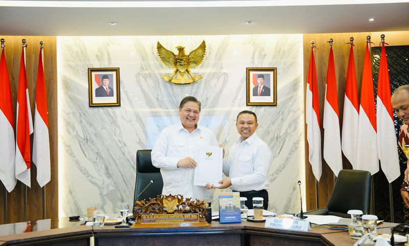Gubernur Riau Abdul Wahid menye&shy;rahkan usulan Kawasan Ekonomi Khusus (KEK) Pulau Rupat kepada Menko Perekonomian Airlangga Hartarto di Jakarta.