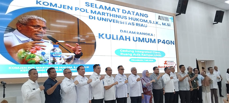 Kepala BNN RI Marthinus Hukom foto bersama pihak Rektorat Unri usai memberikan kuliah umum, Rabu (7/5/2025).