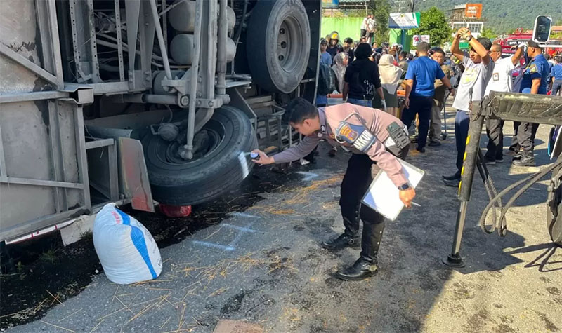 Bus ALS alami lakalantas terbalik dekat Terminal Busur Padangpanjang, Selasa (6/5/2025) sekitar pukul 08.15 WIB.