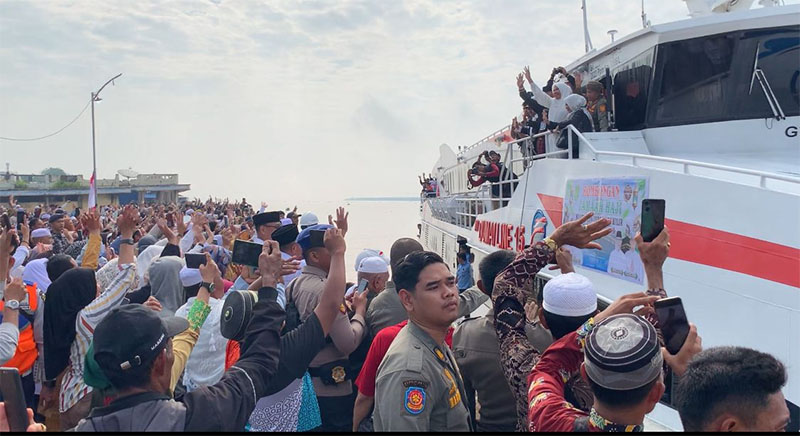 Masyarakat antusias mengangantar JCH di Pelabuhan Lasdap, Tembilahan, Inhil, Rabu (7/5/2025).