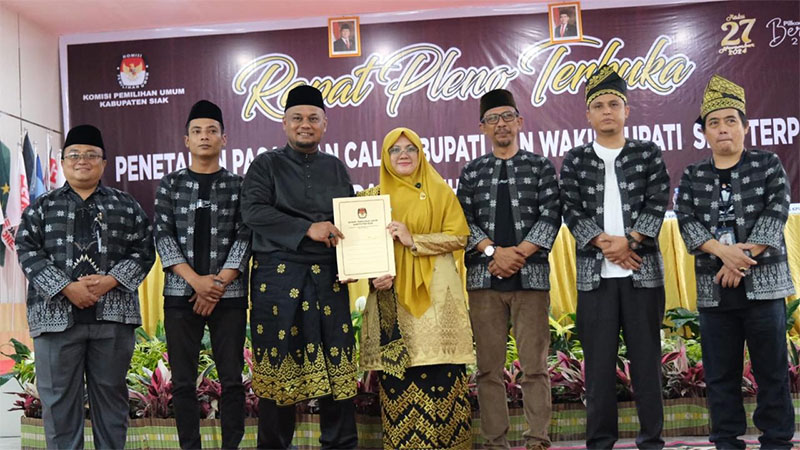 Bupati dan Wakil Bupati Siak terpilih Afni Zulkifli dan Syamsurizal menerima salinan penetapan dari Ketua KPU Siak Said Dharma Setiawan saat pleno yang digelar KPU Siak di Gedung Tengku Mahratu, Rabu