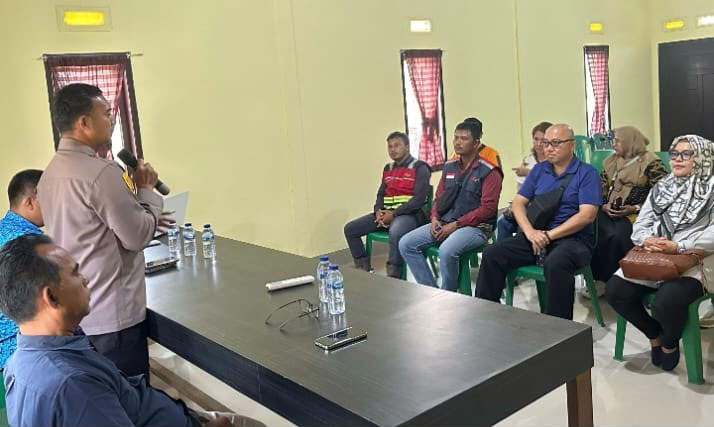 Kapolsek Tambang AKP Aulia Rahman mengadakan pertemuan dengan perusahaan Batching Plan di Mapolsek Tambang, Rabu (7/5/2025).