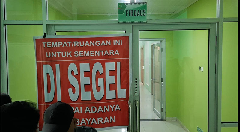 Salah satu ruangan manajemen RSD Madani Pekanbaru dilakukan penyegelan oleh para kontraktor yang melakukan aksi demo, Rabu (7/5/2025)