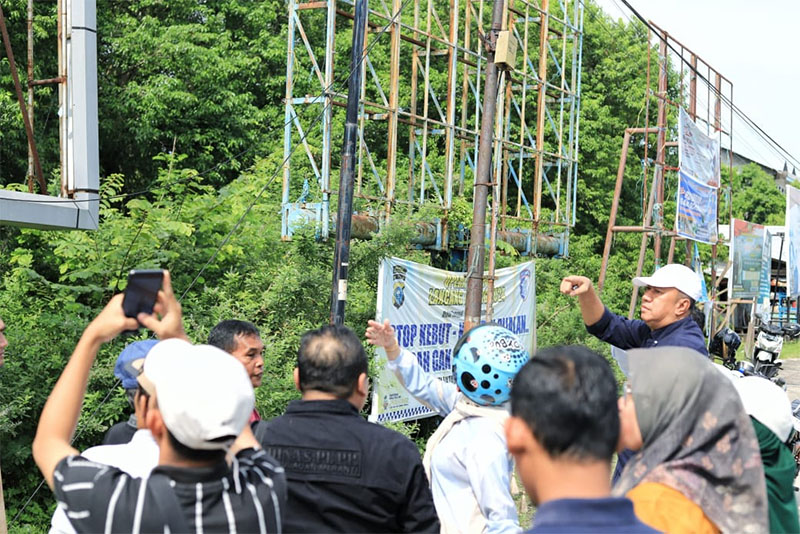 Wakil Bupati Muzamil bersama OPD terkait meninjau titik lokasi yang bakal direncanakan pembangunan tugu selamat datang di Jalan Tanjung Harapan, Tebingtinggi.
