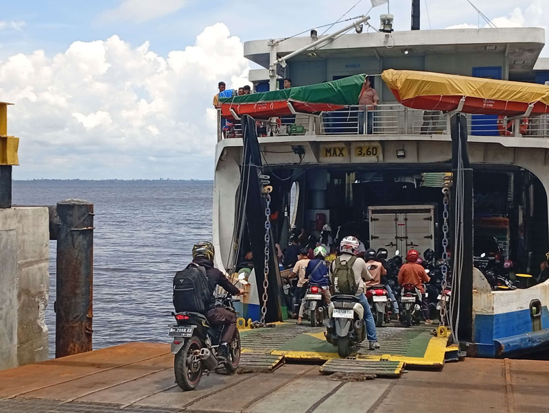 Para penumpang Ro-Ro Air Putih Bengkalis masuk ke kapal untuk menyeberangi Selat Bengkalis menuju ke Sungai Selari Pakning, Senin (5/5/2025).