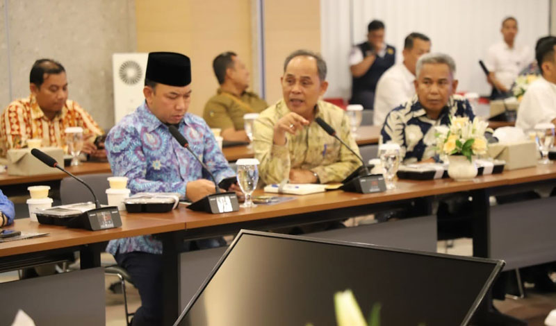 Bupati Inhil H Herman (tengah) saat menyampaikan usulan pembukaan jalur Kapal Ro-Ro Tembilahan-Batam di Kantor PT ASDP Ferry di Jakarta.