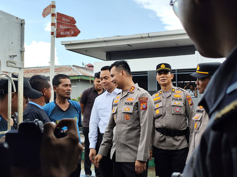 Kapolres Inhu AKBP Fahrian Saleh Siregar SIK MSi didampingi pejabat Rutan Rengat saat meninjau blok hunian dan menyampaikan imbauan kepada WBP, Senin (5/5/2025).