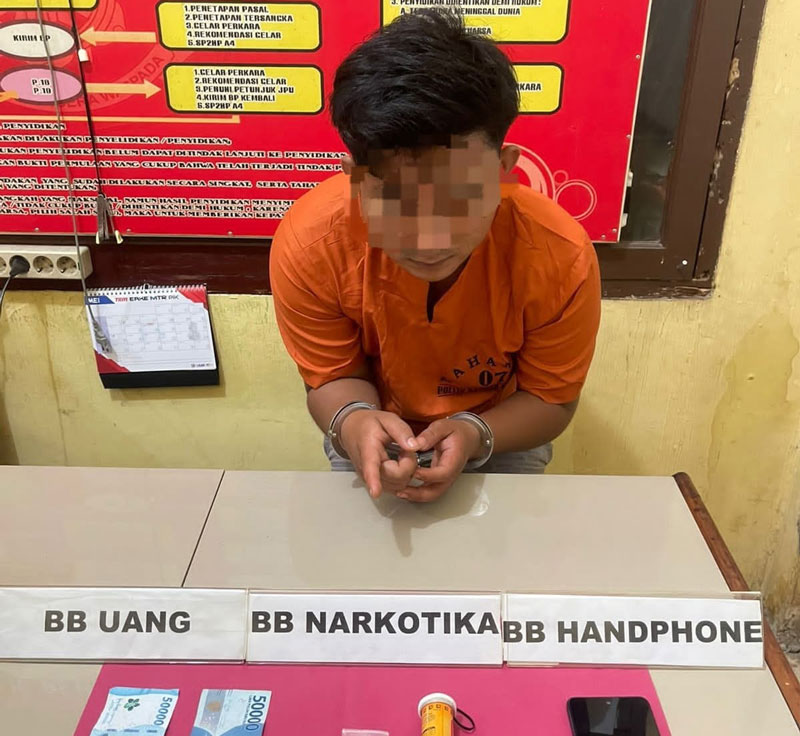 Tersangka pengedar sabu WN (29) warga Desa Simalinyang, Kecamatan Kampar Kiri Tengah, Kabupaten Kampar, saat menjalani pemeriksaan di Polsek Kampar Kampar Kiri Hilir Senin (5/5/2025).