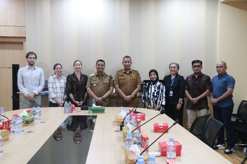 Wakil Wali Kota Pekanbaru Markarius Anwar foto bersama perwakilan IOM usai membahas masalah pengungsi Rohingya di Pekanbaru, Selasa (6/5/2025).