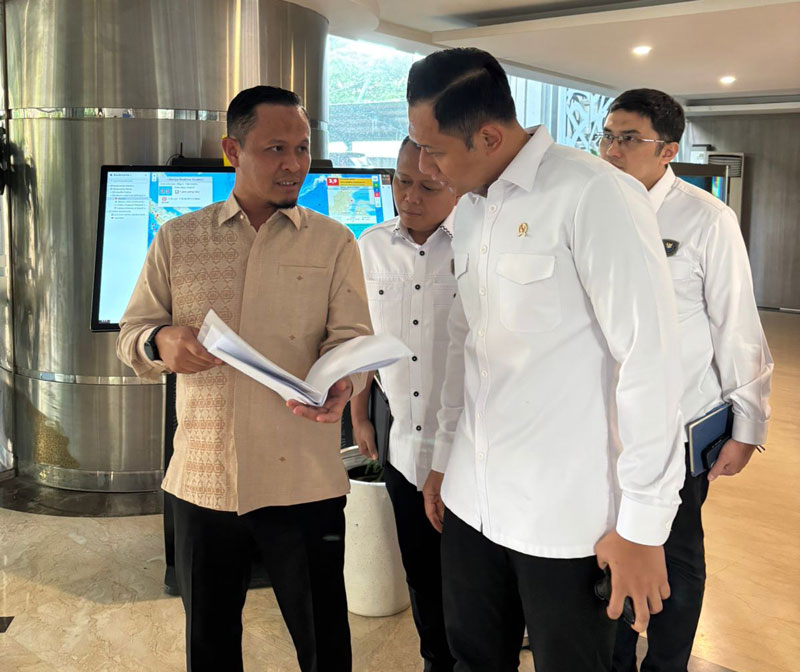 Menko Infrastruktur Agus Harimurti Yudhoyono mendengarkan penjelasan Wali Kota Pekanbaru Agung Nugroho soal rencana pembangunan Jembatan Siak V dan jalan lingkar tol, Senin (5/5/2025).