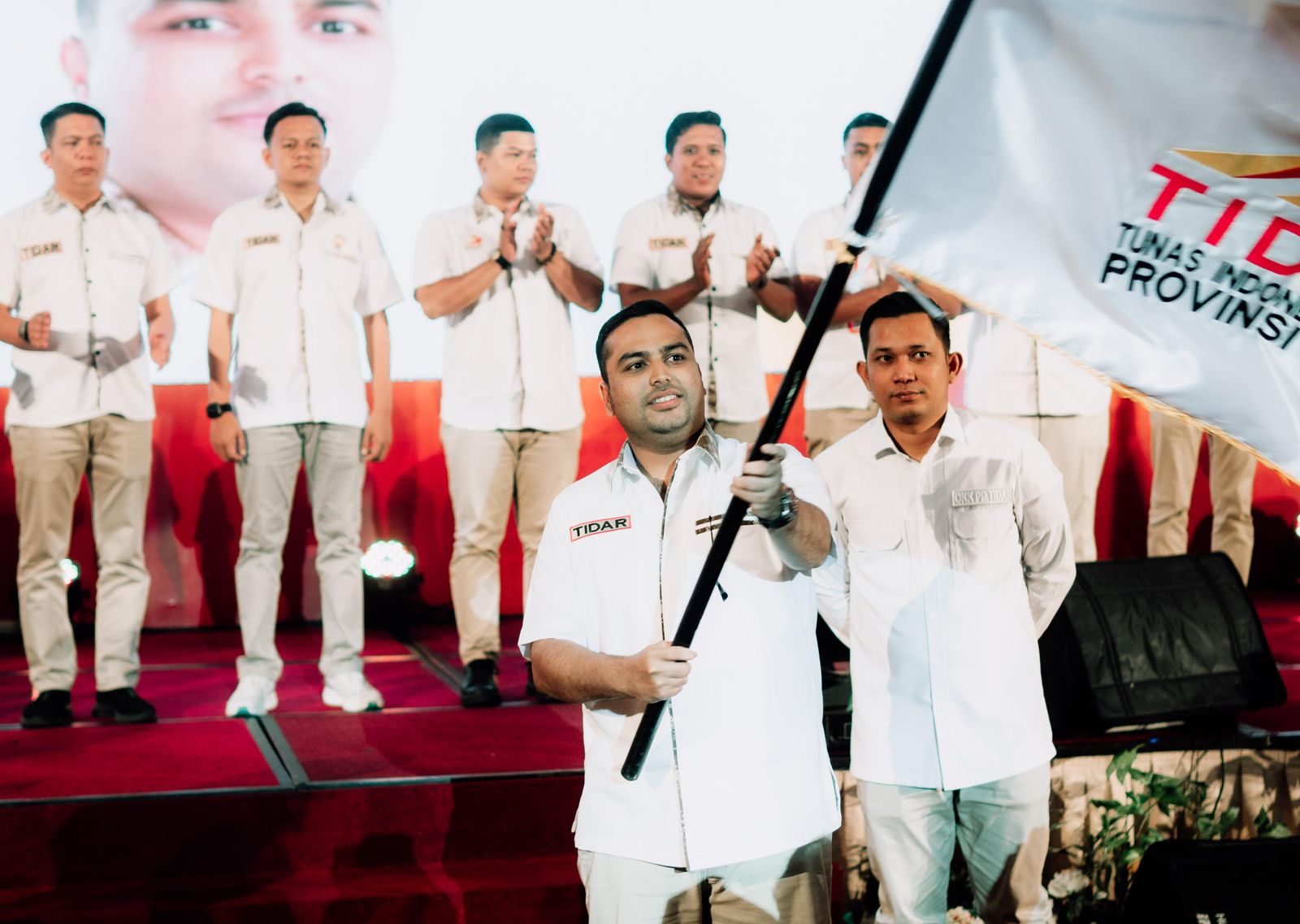 Muhammad Rohid mengangkat pataka bendera Tidar usai dikukuhkan sebagai Ketua Tidar Riau, Senin (5/5/2025).