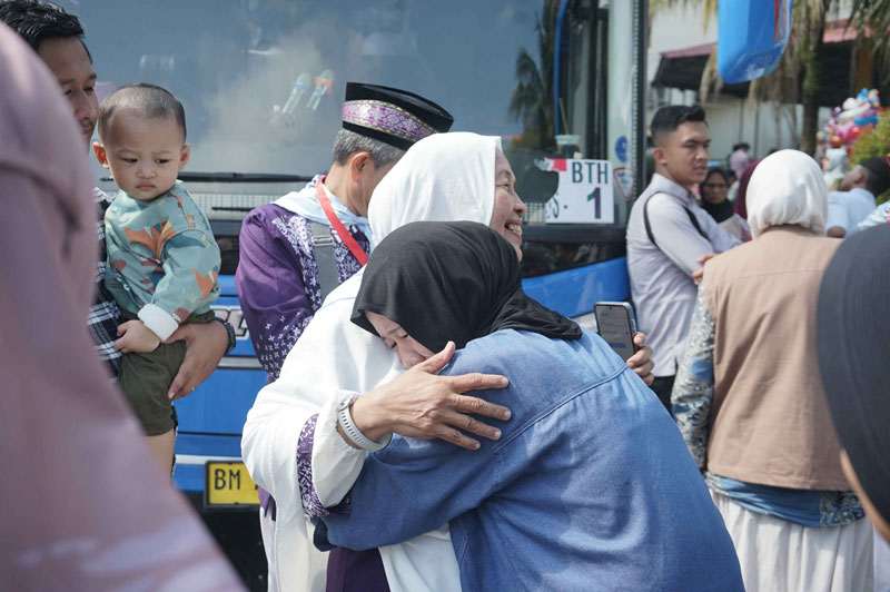 Seorang jemaah calon haji berpelukan dengan kerabatnya saat berpamitan di Kantor Kementerian Agama Kota Pekanbaru, Jalan Arifin Achmad, Pekanbaru, Selasa (6/5/2025).