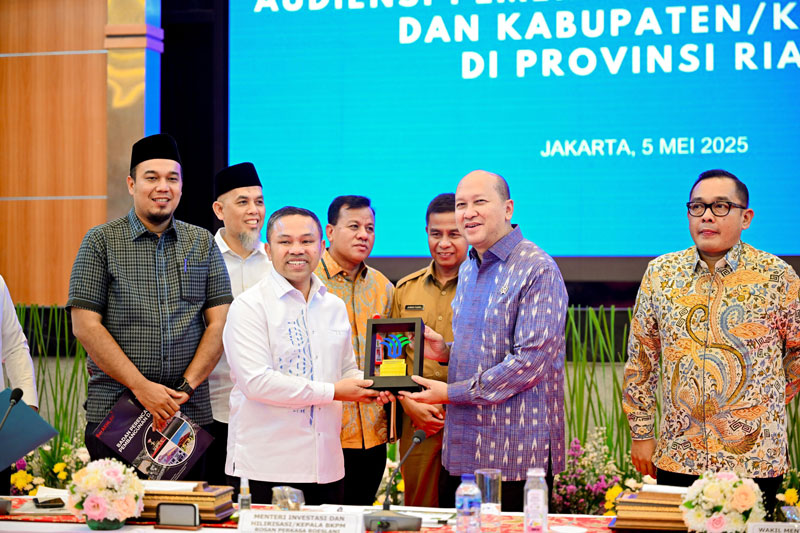 Gubri Abdul Wahid didampingi sejumlah Bupati/Wali Kota se-Riau menerima cendera mata dari Menteri Investasi Rosan Roeslani di Jakarta,  Senin (5/5/2025).