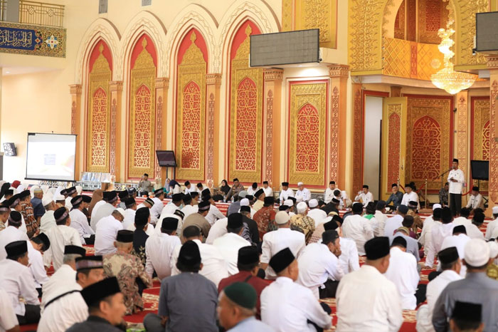 Kepala Kantor Kemenag Rohul H Zulkifli Syarif SAg MPdI memberikan arahan saat pembukaan manasik haji tingkat kabupaten di MAIC Pasirpengaraian, baru-baru ini.