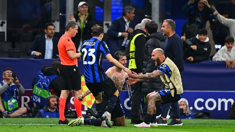 Pemain Inter Milan merayakan gol ke gawang Barcelona pada leg kedua semifinal Liga Champions di giuseppe Meazza.