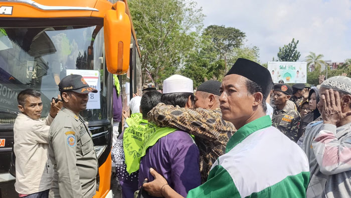 Seorang JCH berpelukan dengan pihak keluarga sebelum memasuki bus, Rabu (7/5/2025).