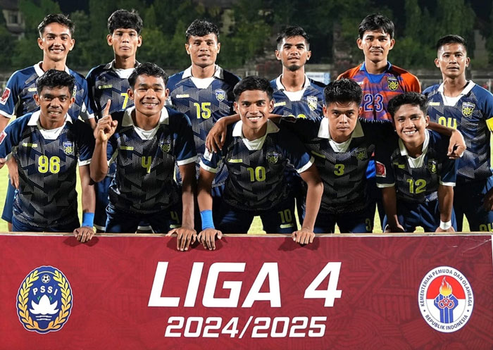 Pemain Pekanbaru FC foto bersama sebelum bertanding dalam laga Babak 32 Besar Grup W di Stadion I Gusti Ngurah Rai Denpasar, Bali, baru-baru ini.