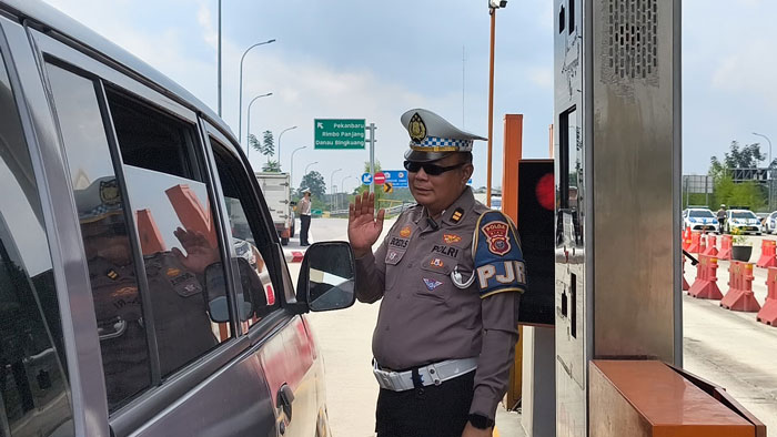 Petugas saat memeriksa kendaraan di Tol Pekanbaru-Bangkinang, Rabu (7/5/2024).