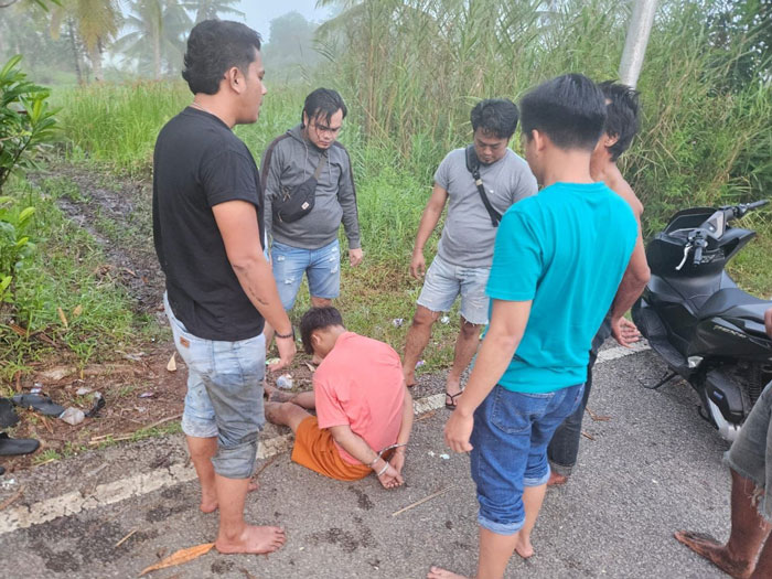 Tim Resmob Polres Inhil ketika berhasil menangkap tersangka pemerasan di Jalan Tanjung Harapan, Tembilahan, Inhil, Rabu (7/5/2025) pagi.