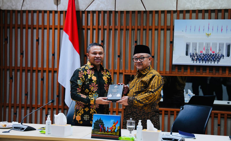 Gubernur Riau Abdul Wahid dan Menteri Pendidikan Dasar dan Menengah Abdul Mu&rsquo;ti foto bersama usai pertemuan di Jakarta, Rabu (7/5/2025).