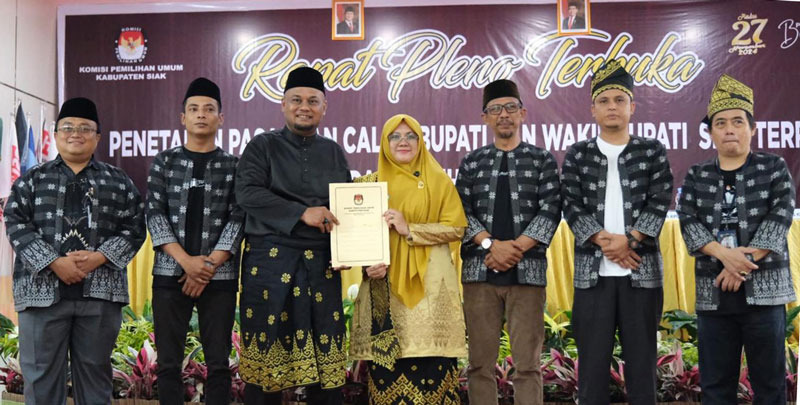 Bupati dan Wakil Bupati Siak Terpilih Afni Z dan Syamsurizal memperlihatkan salinan penetapan dari Ketua KPU Siak Said Dharma Setiawan.