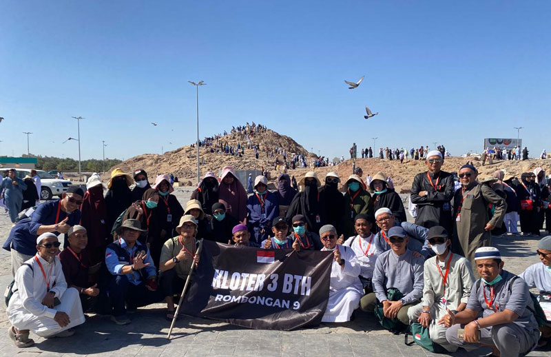 Petugas Kloter 3 BTH dari Kota Pekanbaru foto bersama jemaah calon haji  di Madinah, Rabu (7/5/2025).