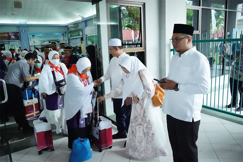 Bupati Inhil Herman didampingi istri dan Ketua DPRD Iwan Taruna melepas 443 JCH dari embarkasi Batam menuju Makkah, Kamis (8/5/2025).